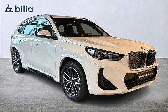 BMW iX1 2 of 5