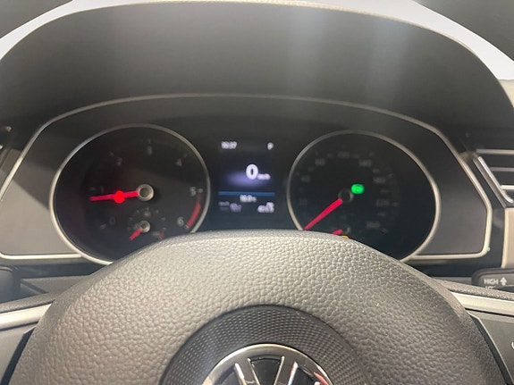 Volkswagen Passat 12 of 25