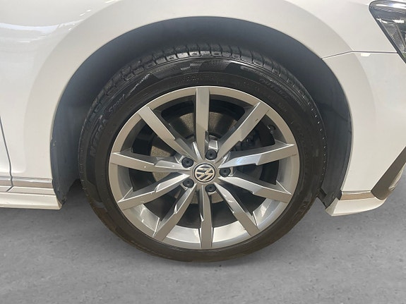 Volkswagen Passat 8 of 25