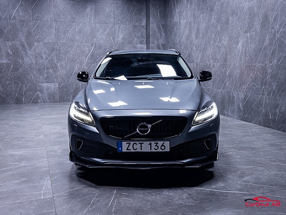 Volvo V40 Cross Country 2 of 5