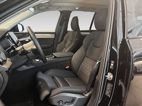 Volvo XC90 16 of 28