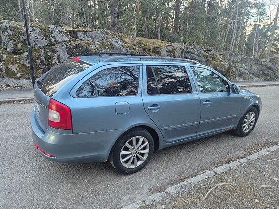 Skoda Octavia 2 of 5
