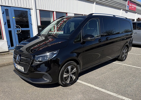 Mercedes-Benz V220 3 of 5