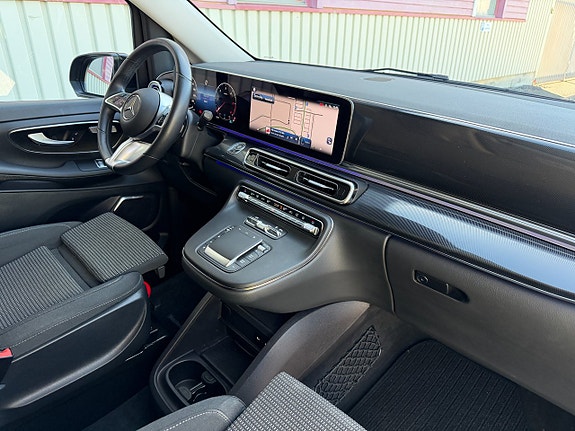 Mercedes-Benz V220 2 of 5
