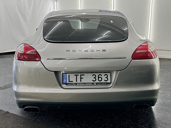 Porsche Panamera 4 4 of 5