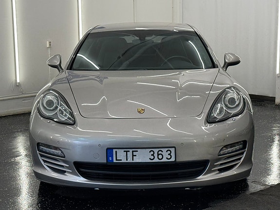 Porsche Panamera 4 2 of 5