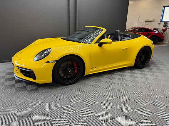 Porsche 911 Carrera GTS 2 of 5