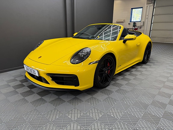 Porsche 911 Carrera GTS 3 of 5