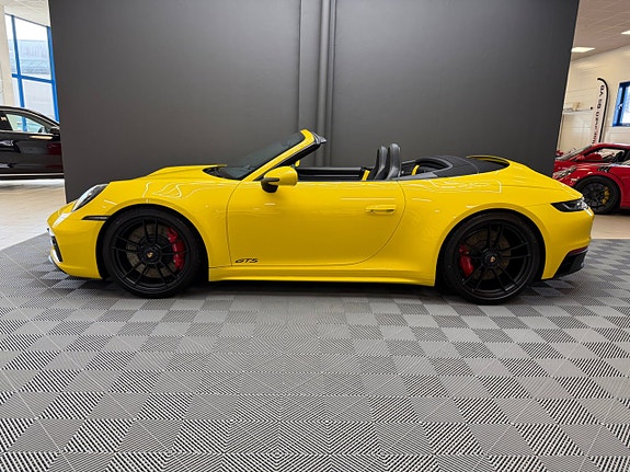 Porsche 911 Carrera GTS 4 of 5