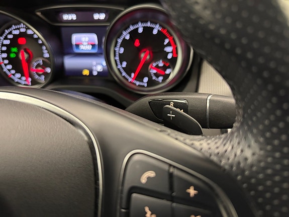 Mercedes-Benz GLA200 11 of 19