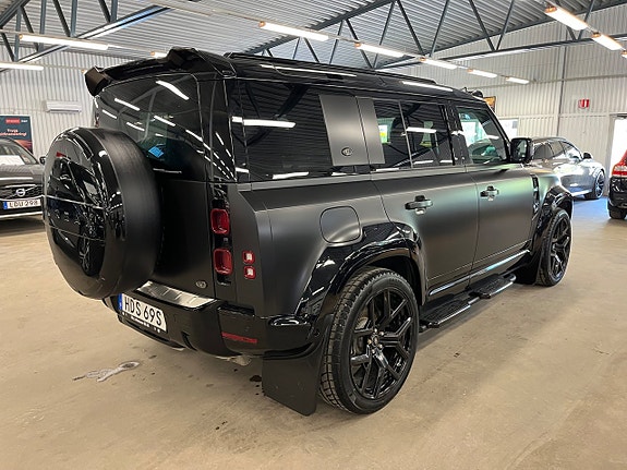 Land Rover Defender 110 4 of 5