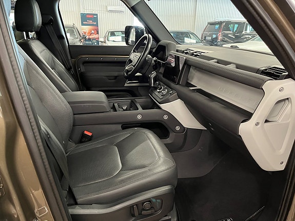 Land Rover Defender 110 10 of 11