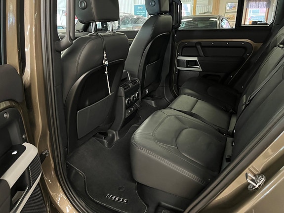 Land Rover Defender 110 7 of 11