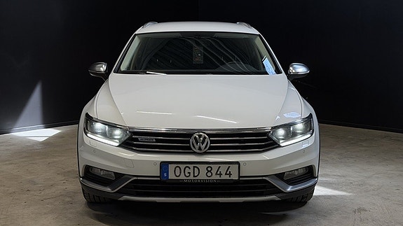 Volkswagen Passat Alltrack 2 of 5