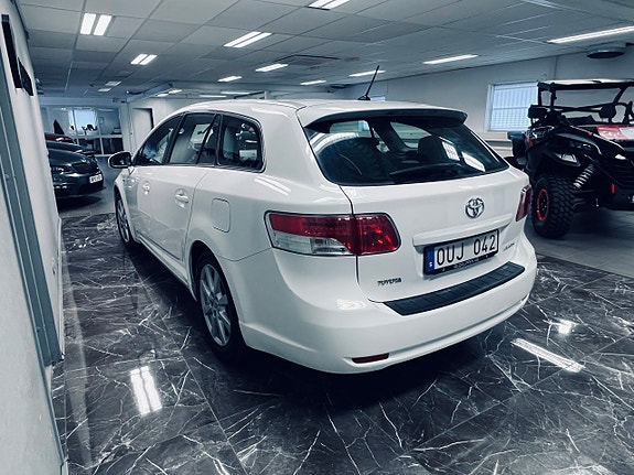 Toyota Avensis 5 of 5