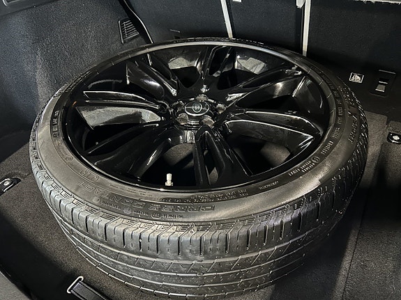 Land Rover Range Rover Velar 18 of 26