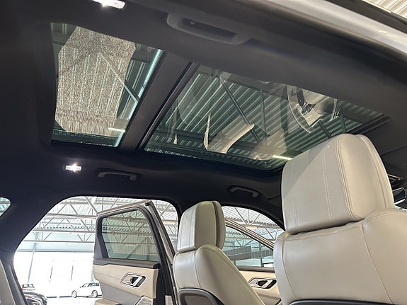 Land Rover Range Rover Velar 17 of 26