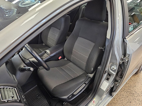 Toyota Avensis 12 of 16
