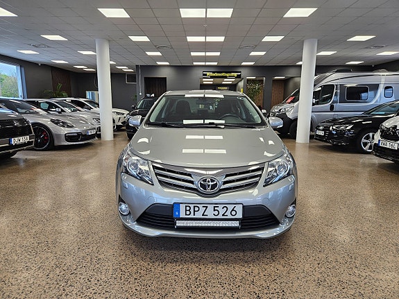 Toyota Avensis 2 of 5