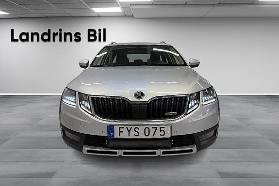 Skoda Octavia Scout 2 of 5
