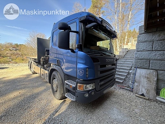 Scania P 400 kranväxlare med flak och skopa