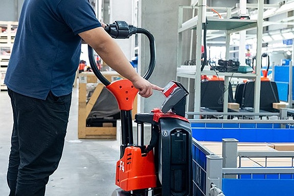 Elektrisk pallyftare med våg 1,5 ton – EP F4 med litium 3 of 5