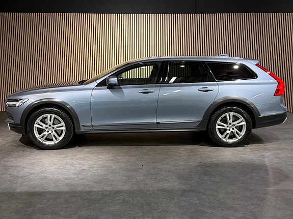 Volvo V90 Cross Country 2 of 5