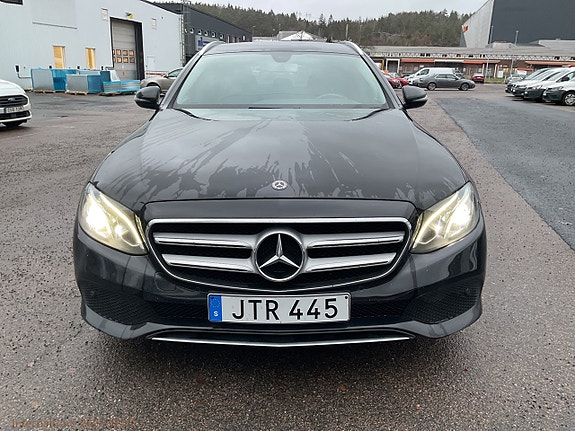 Mercedes-Benz E220 2 of 5