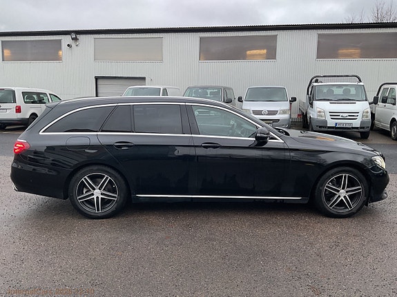 Mercedes-Benz E220 4 of 5