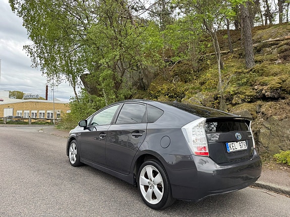 Toyota Prius 4 of 5