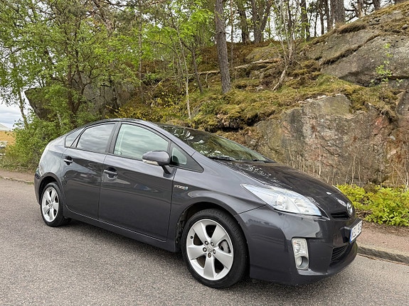 Toyota Prius 2 of 5