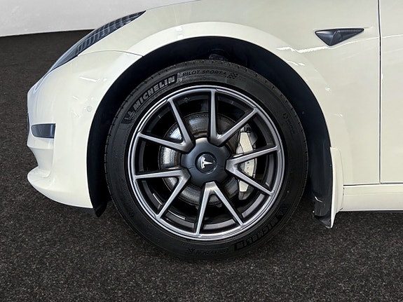 Tesla Model 3 11 of 19