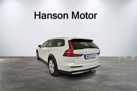 Volvo V60 Cross Country 2 of 5