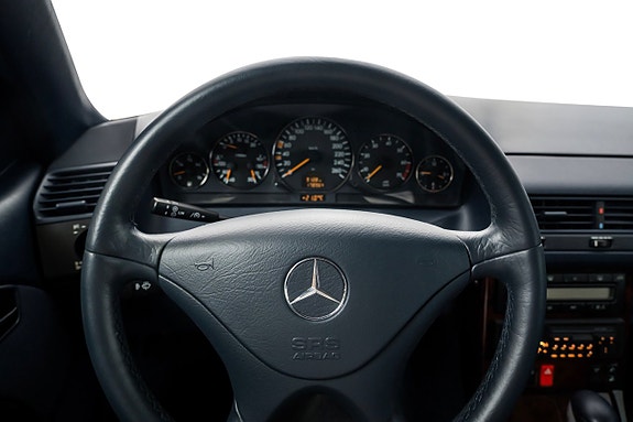 Mercedes-Benz SL500 13 of 23
