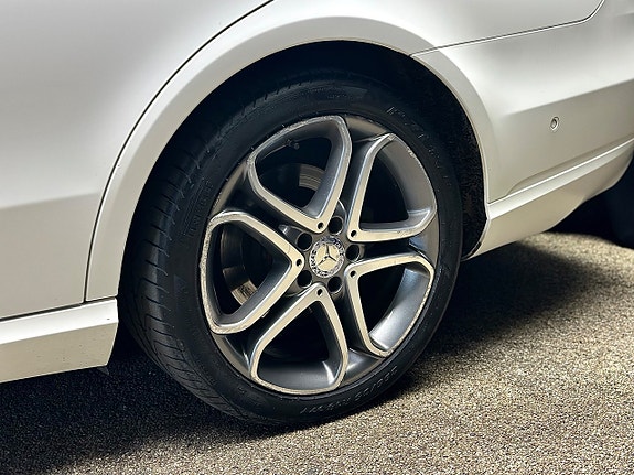 Mercedes-Benz E220 7 of 28