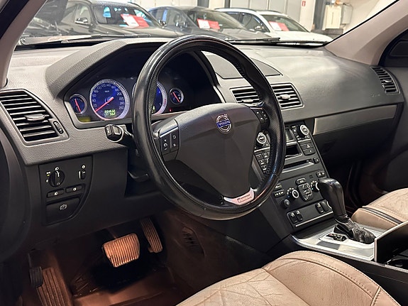 Volvo XC90 10 of 26