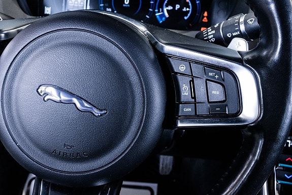 Jaguar XE 19 of 23