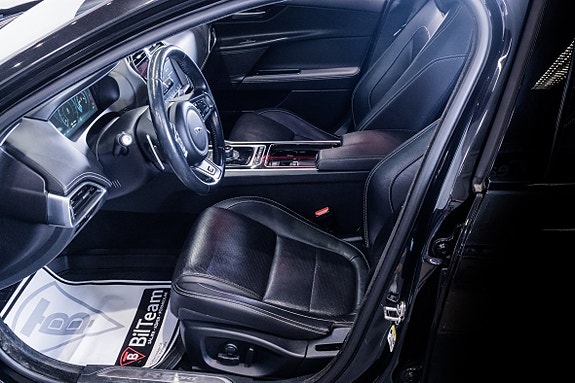 Jaguar XE 12 of 23