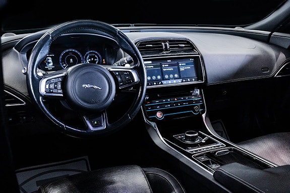 Jaguar XE 17 of 23