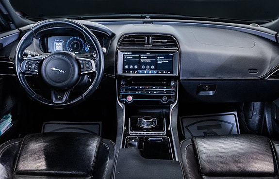 Jaguar XE 15 of 23