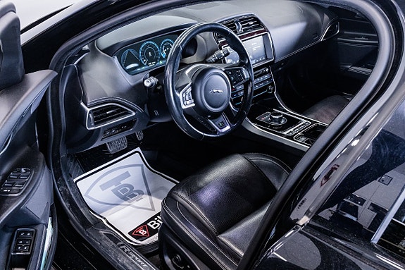 Jaguar XE 11 of 23