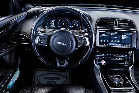 Jaguar XE 16 of 23