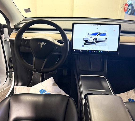 Tesla Model Y 14 of 22