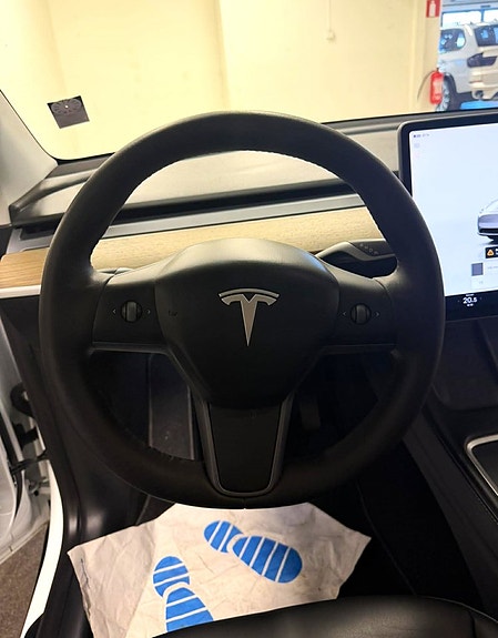 Tesla Model Y 15 of 22