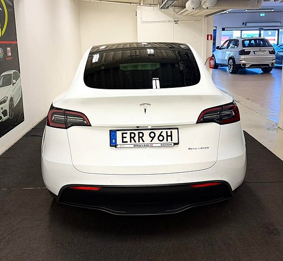 Tesla Model Y 9 of 22