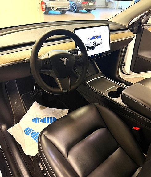 Tesla Model Y 13 of 22