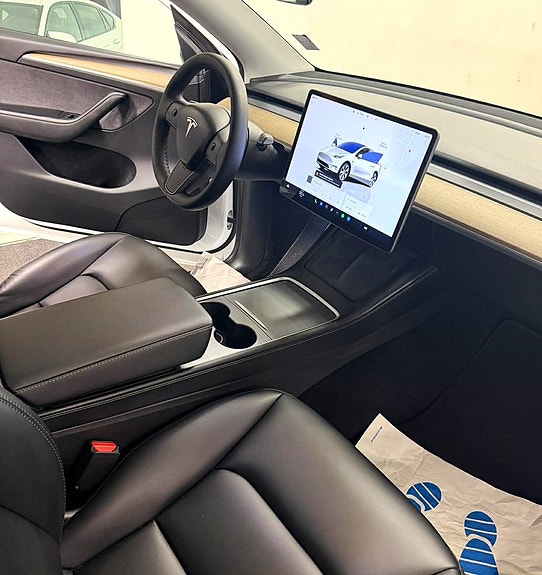 Tesla Model Y 19 of 22