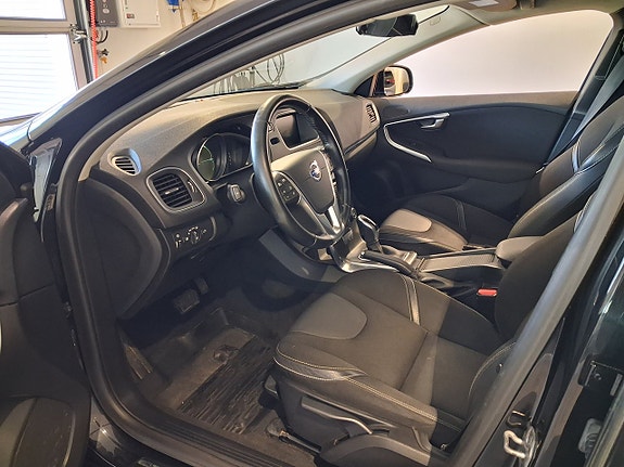 Volvo V40 2 of 7