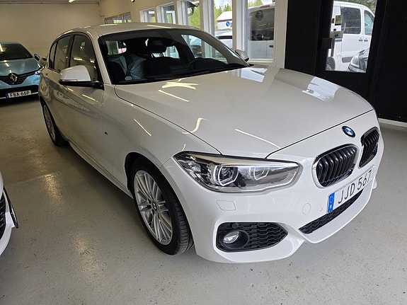 BMW 118i 3 of 5