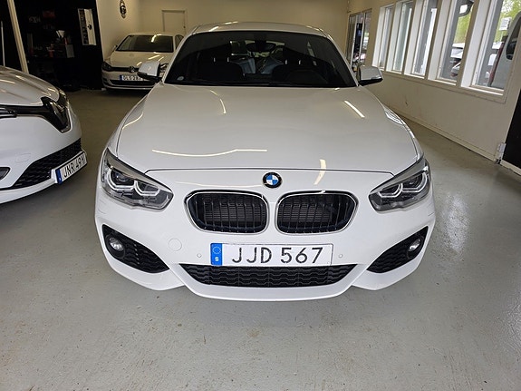 BMW 118i 2 of 5